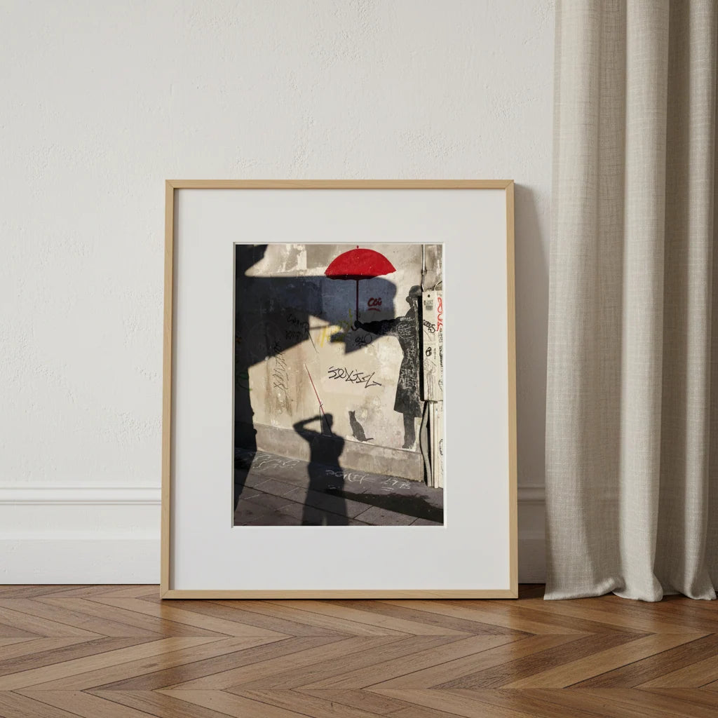 Rue du Chat qui Pêche, silhouette au parapluie rouge à Paris – photographie de Mohamed Khalil