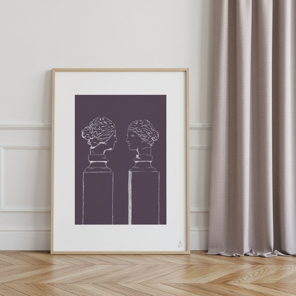 Composition artistique avec statues face a face sur fond profond.