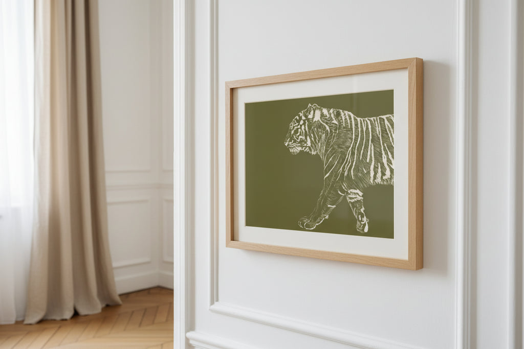 Illustration animalière délicate signée Aude de Riberolles. Une affiche poétique aux tons verts, idéale pour une décoration murale douce et naturelle.