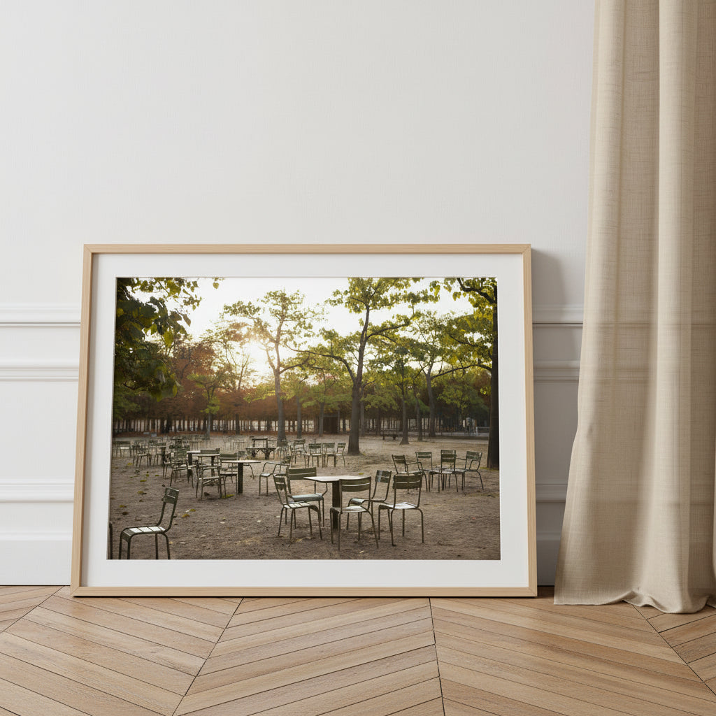 Cette affiche terrasse parisienne illustre un espace extérieur calme et lumineux. Ce poster décoratif met en scène des tables et chaises dans un jardin, créant un tableau mural graphique et apaisant.

• Affiche design urbain
• Poster contemporain
• Tableau mural naturel