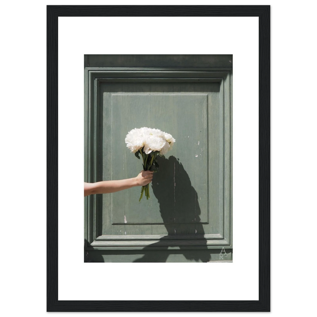 Une œuvre délicate où le jeu d’ombre et de lumière met en valeur la beauté simple d’un bouquet.