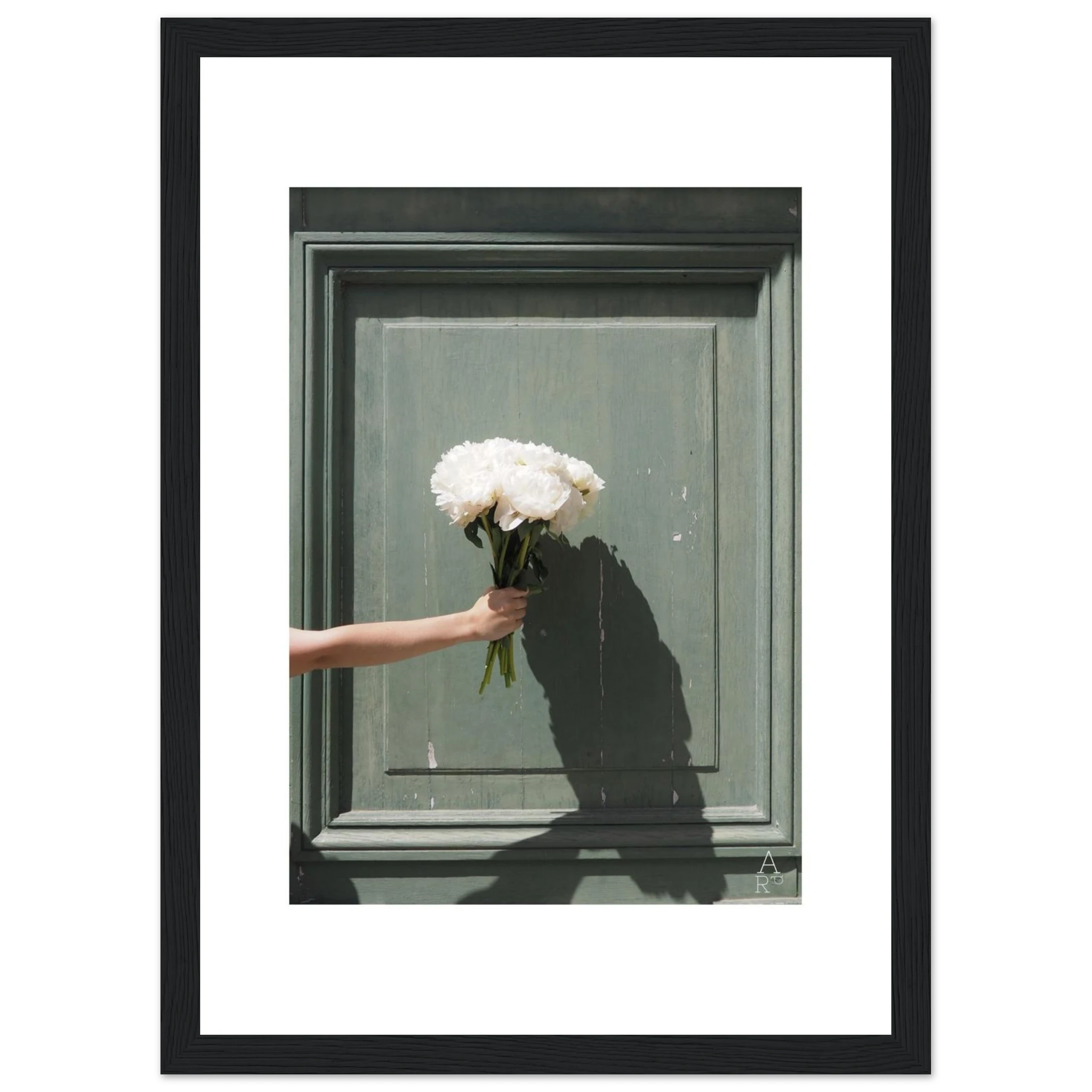 Une œuvre délicate où le jeu d’ombre et de lumière met en valeur la beauté simple d’un bouquet.