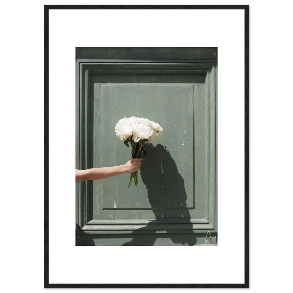 Une composition élégante mêlant fleurs blanches et porte patinée, pour une ambiance douce et intemporelle.