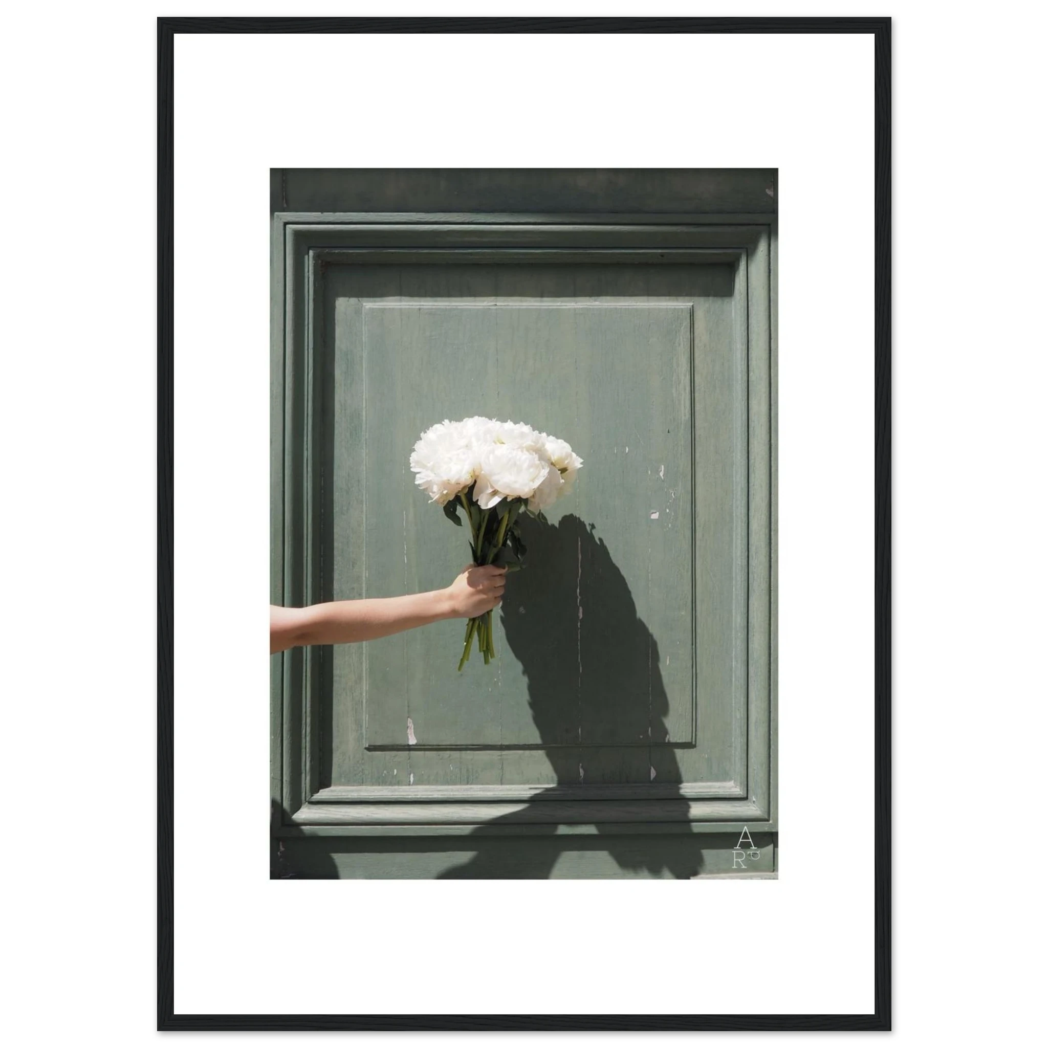 Une composition élégante mêlant fleurs blanches et porte patinée, pour une ambiance douce et intemporelle.