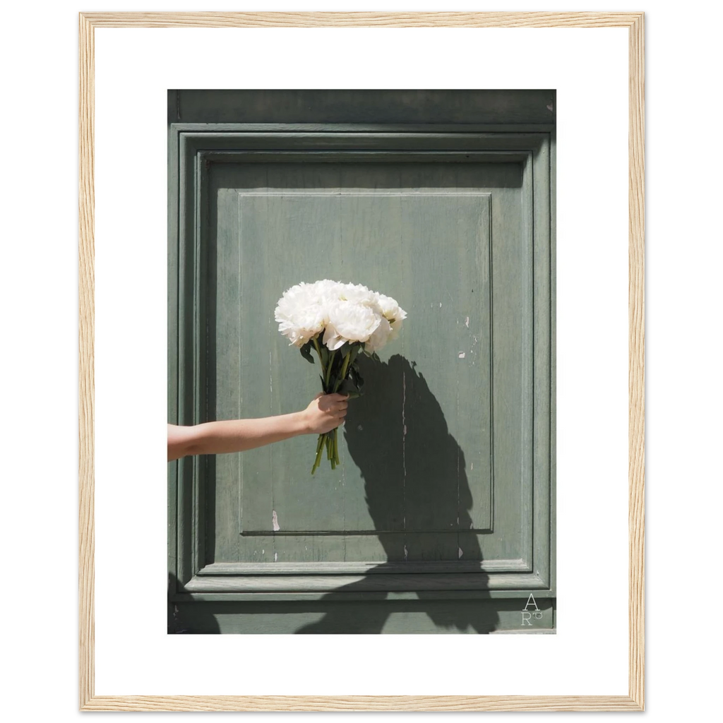 Une photographie épurée mettant en scène un bouquet lumineux, parfaite pour une décoration moderne et apaisante.