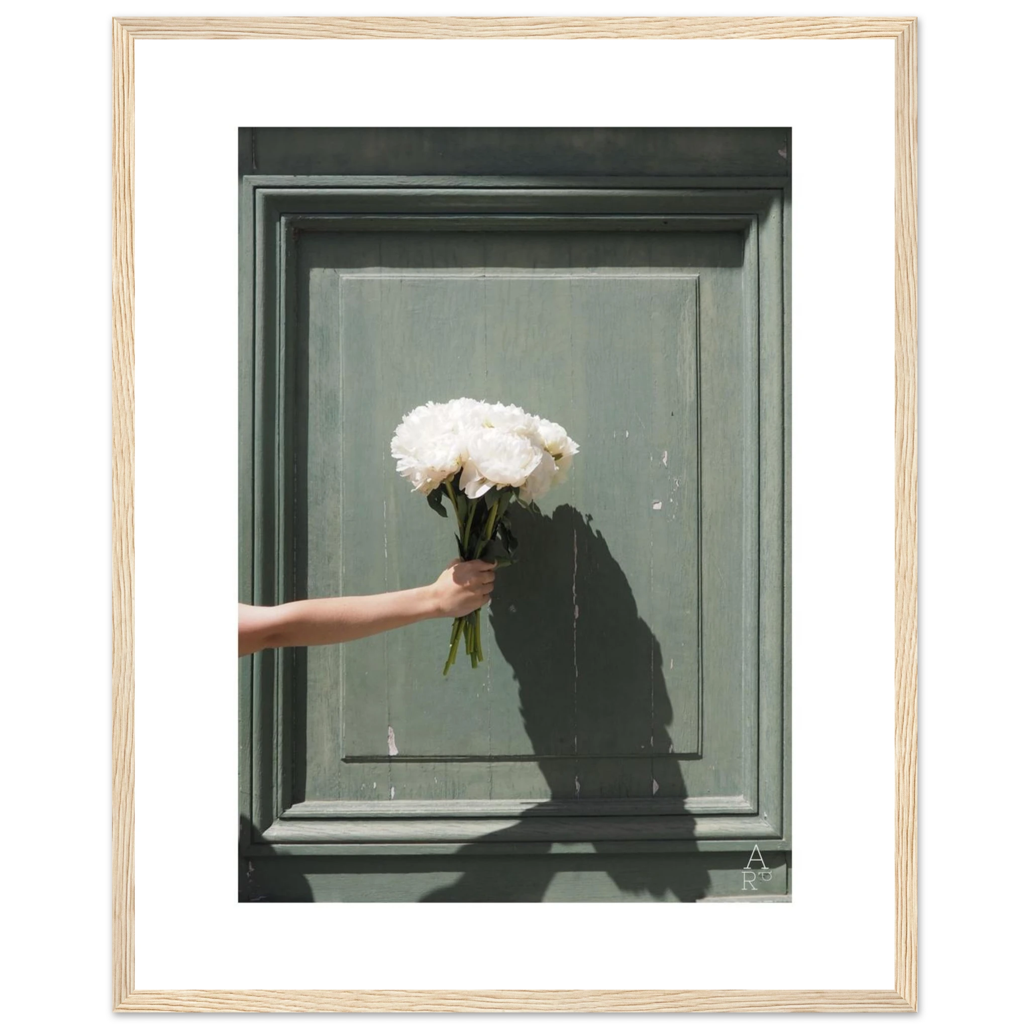 Une photographie épurée mettant en scène un bouquet lumineux, parfaite pour une décoration moderne et apaisante.