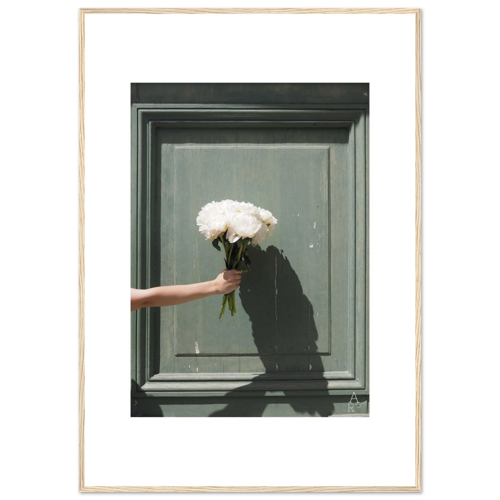 Une photographie poétique mettant en scène un bouquet de fleurs blanches dans une composition élégante.