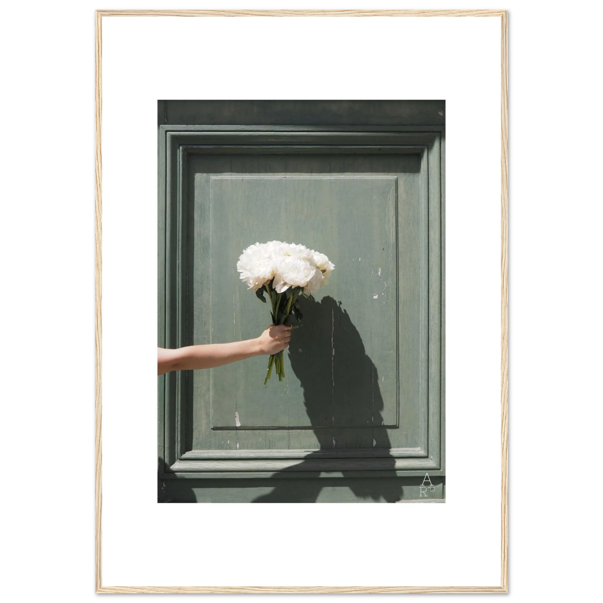 Une photographie poétique mettant en scène un bouquet de fleurs blanches dans une composition élégante.