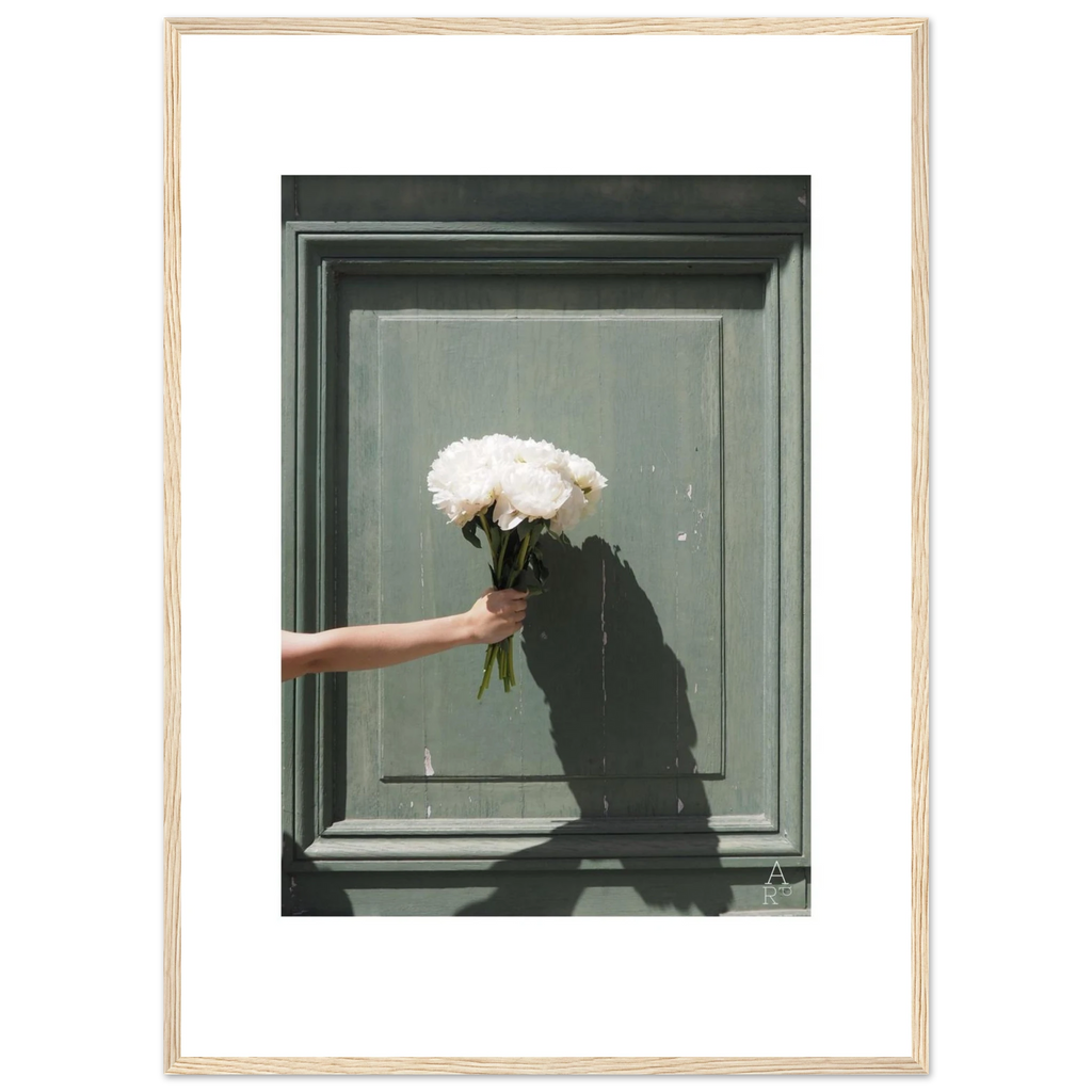 Une image graphique où l’ombre du bouquet crée une profondeur visuelle unique.