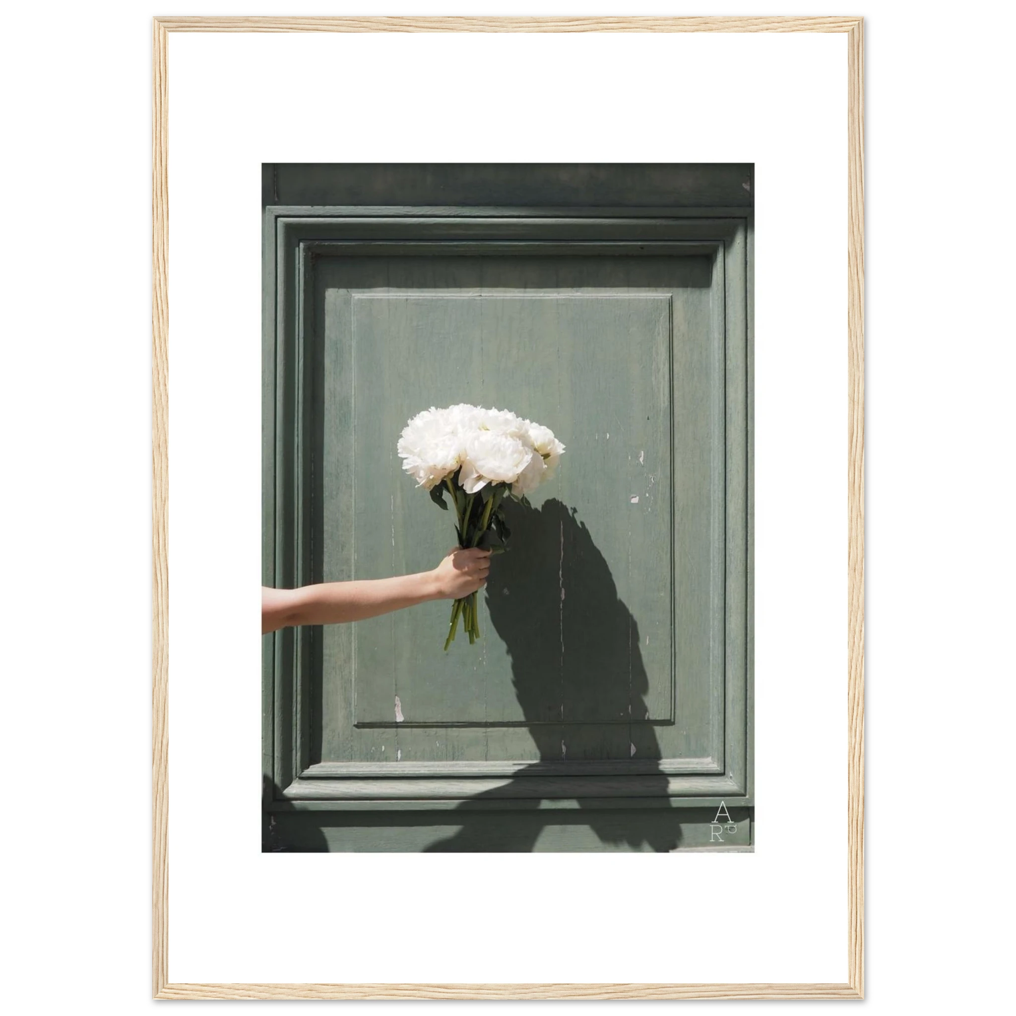 Une image graphique où l’ombre du bouquet crée une profondeur visuelle unique.