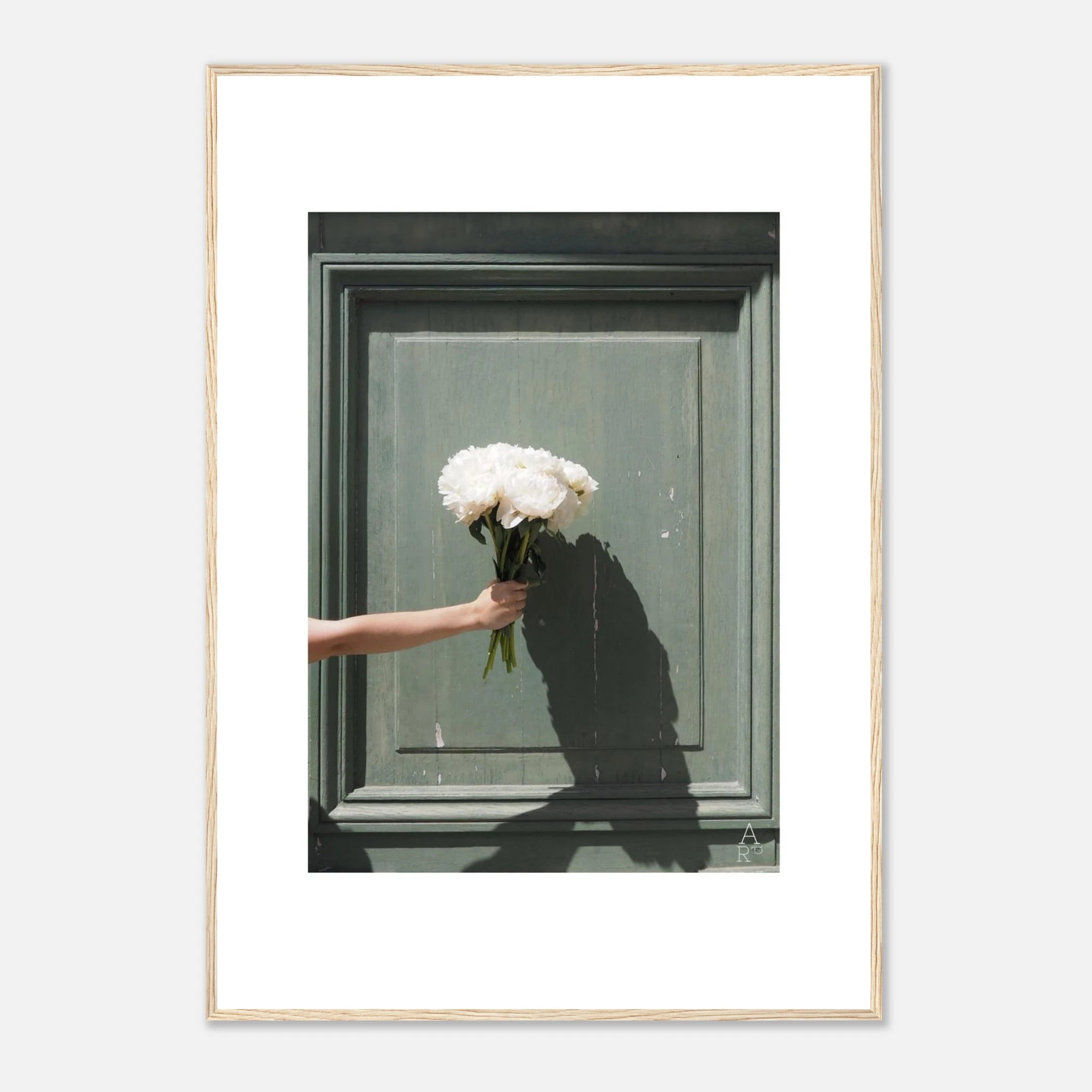 Une composition artistique où l’ombre du bouquet crée un contraste visuel fort et élégant.