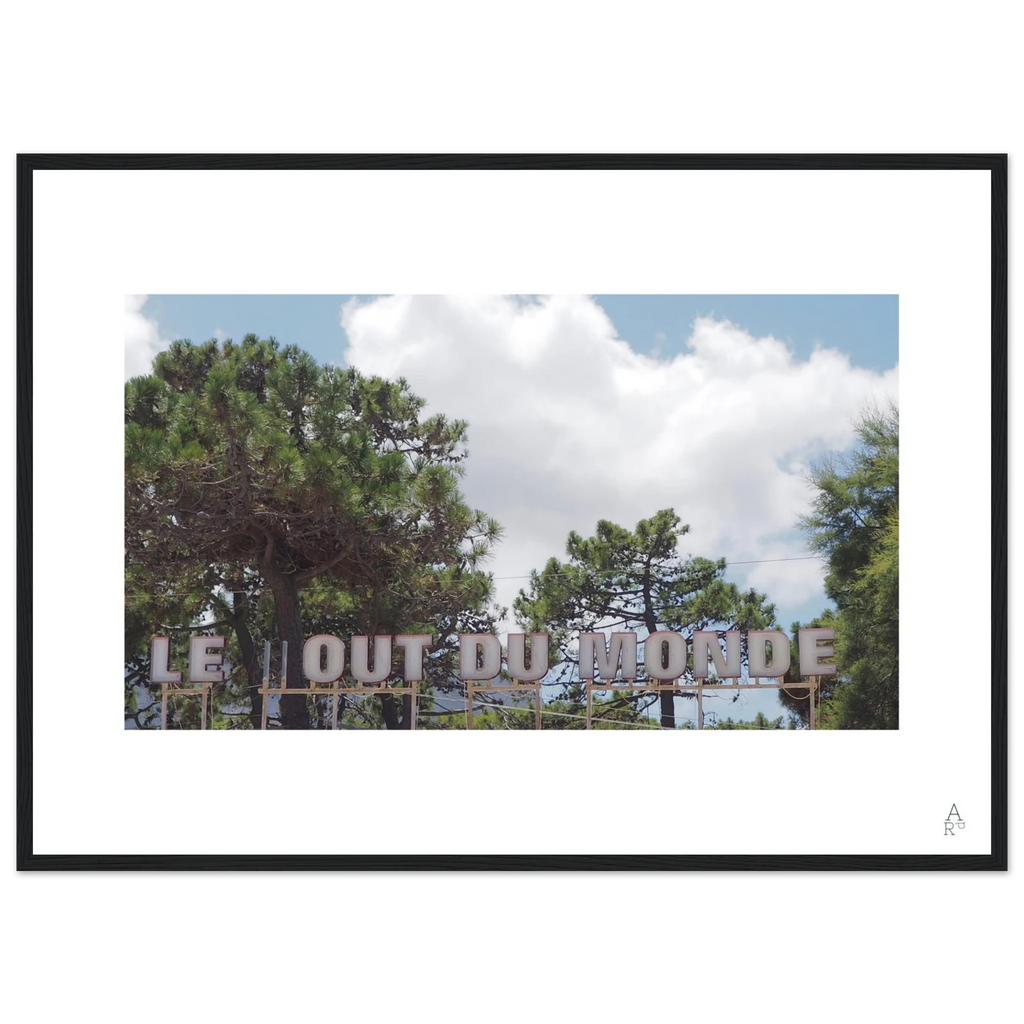 Une œuvre photographique mêlant nature et typographie dans une ambiance cinématographique.