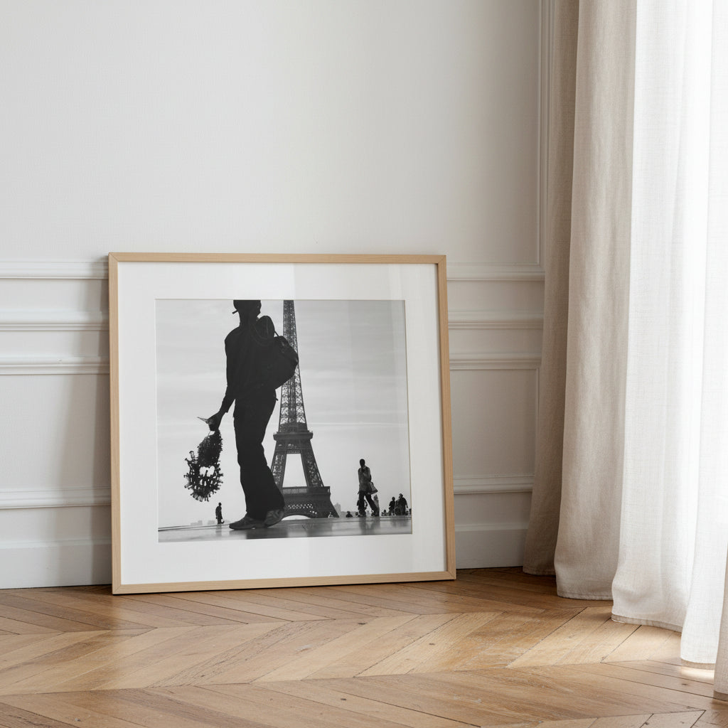 Une scène parisienne iconique transformée en affiche artistique moderne, disponible chez ADR Gallery.