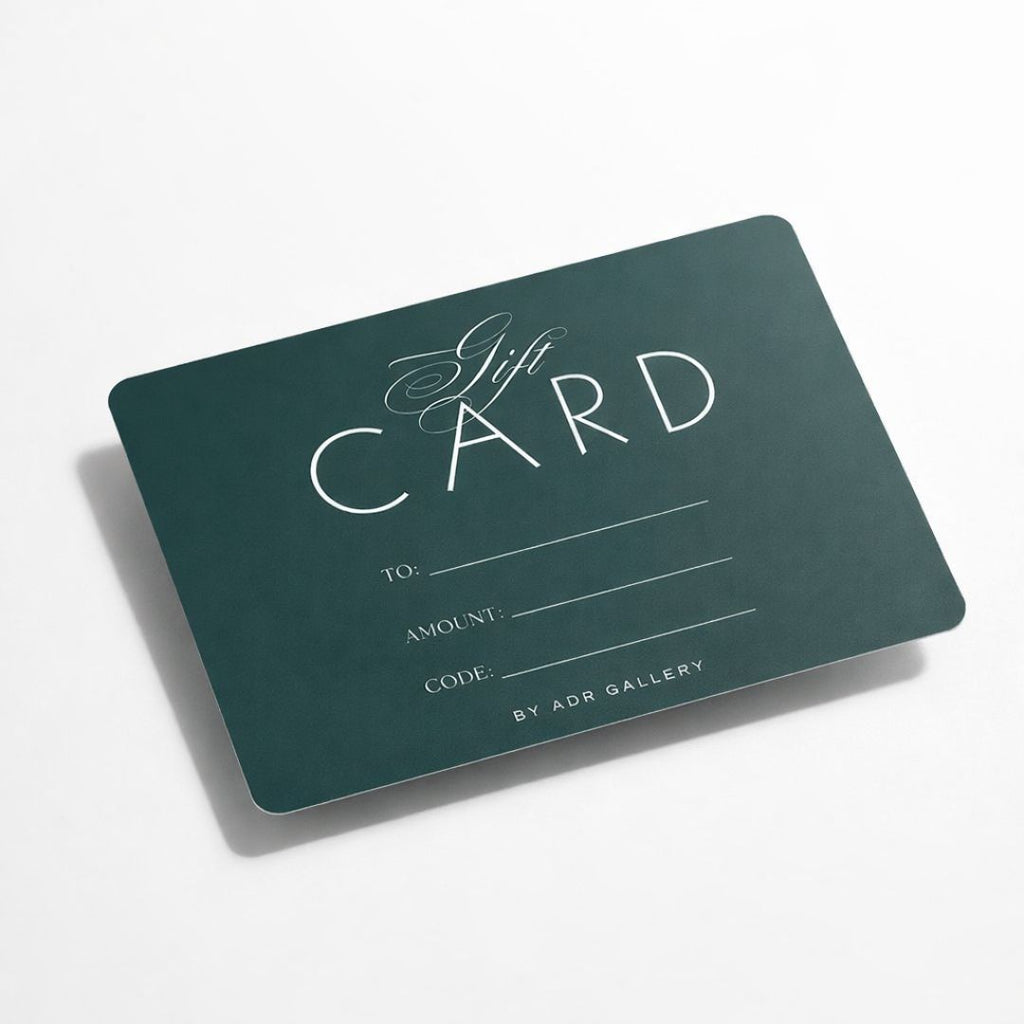 Carte cadeau ADR GALLERY carrée avec design élégant, idéale pour offrir une expérience artistique et culturelle.
