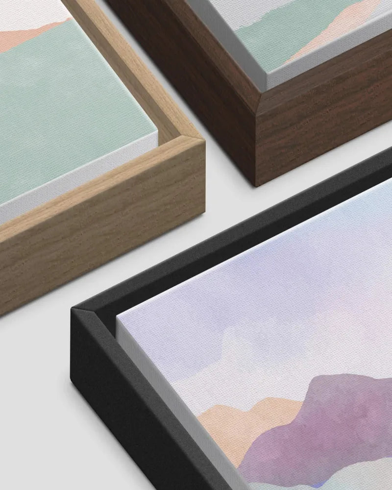 Matériau de la toile : Barres de châssis en bois certifié FSC, mélange coton-polyester (300-350 g/m², 350-400 microns).

Options de tailles : 13 formats disponibles en pouces (États-Unis &amp; Canada) et en centimètres (reste du monde).

Couleurs du cadre : Noir, bois naturel, brun foncé.

Bois durable : Peuplier ou pin certifié FSC ou issu de sources locales.

Impression haute qualité : Couleurs vives et durables.

Kit de suspension : Inclus, variable selon le pays.

Dimensions du cadre : La largeur (face 